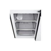 LG Kombinovaná chladnička LG | C | 375 l | Smart Invertorový kompresor | Čierna/šedá, Vľavo je zobrazené mäso s teplotou -3 °C, v strede čerstvá ryba s teplotou 0 °C a vpravo syr s teplotou 2 °C., GBBSJ2CCEP, thumbnail 4