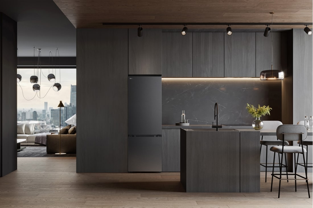 LG Kombinovaná 70cm chladnička LG | C | 465 l | Smart Invertorový kompresor | Čierna/šedá, Chladnička s mrazničkou LG (GBBW726AEV) vstavaná v tmavohnedých skrinkách s oknom a pohovkou vľavo a drezom vpravo, GBBW726CEV, thumbnail 7