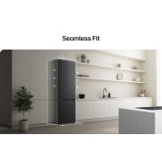 LG Kombinovaná 70cm chladnička LG | C | 465 l | Smart Invertorový kompresor | Čierna/šedá, Chladnička s mrazničkou LG (GBBW726AEV) vstavaná v tmavohnedých skrinkách s oknom a pohovkou vľavo a drezom vpravo, GBBW726CEV, thumbnail 9