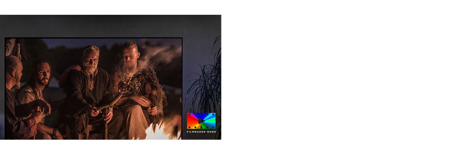 Muž sedí na gauči a sleduje akčný film. Žena na obrazovke má úplne natiahnutý luk so šípom.