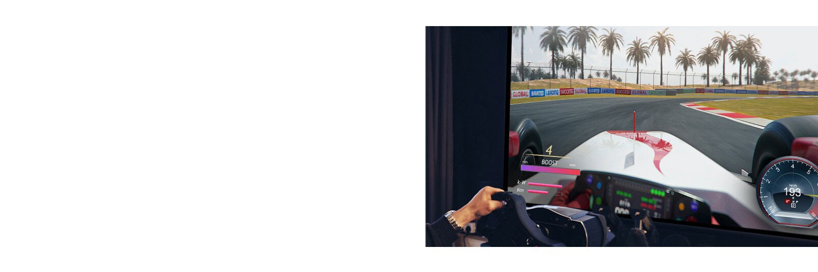 Pohľad zblízka na hráča, ktorý drží herný volant a hrá závodnú hru na televízore.