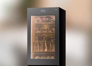 Obrázok chladničky s náhľadom vnútrajška hornej časti chladničky.