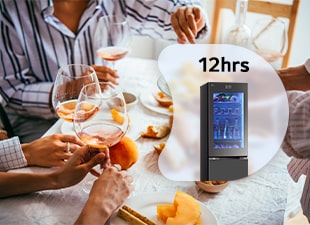 Ljudi nazdravljaju na slici, a mala slika vrha hladnjaka vidljiva je u oblačiću s naslovom 12 sati