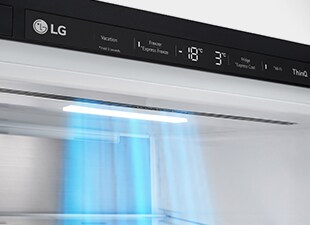 Obrázok studeného vzduchu vychádzajúceho z hornej strany otvorenej chladničky.