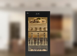 Obrázok kuchyne v odtieňoch hnedej a chladničky.