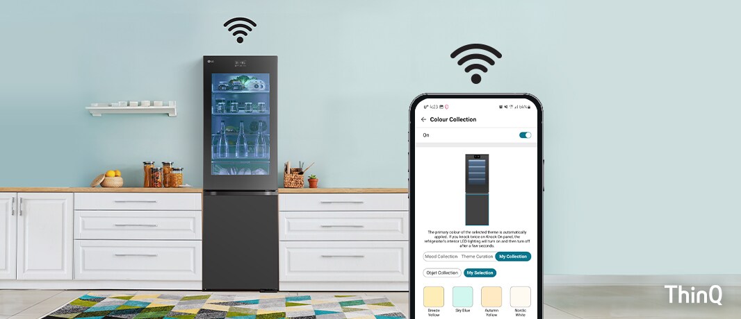 Obrázok kuchyne s odtieňmi modrej farby s chladničkou a mobilným telefónom pripojeným cez Wi-Fi.