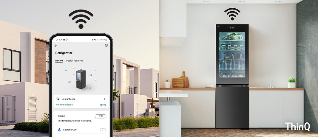 Rozdelený obrázok mobilného telefónu s obrazovkou aplikácie na ovládanie chladničky v exteriérovom pozadí a obrázok pozadia kuchyne, kde je umiestnená chladnička.