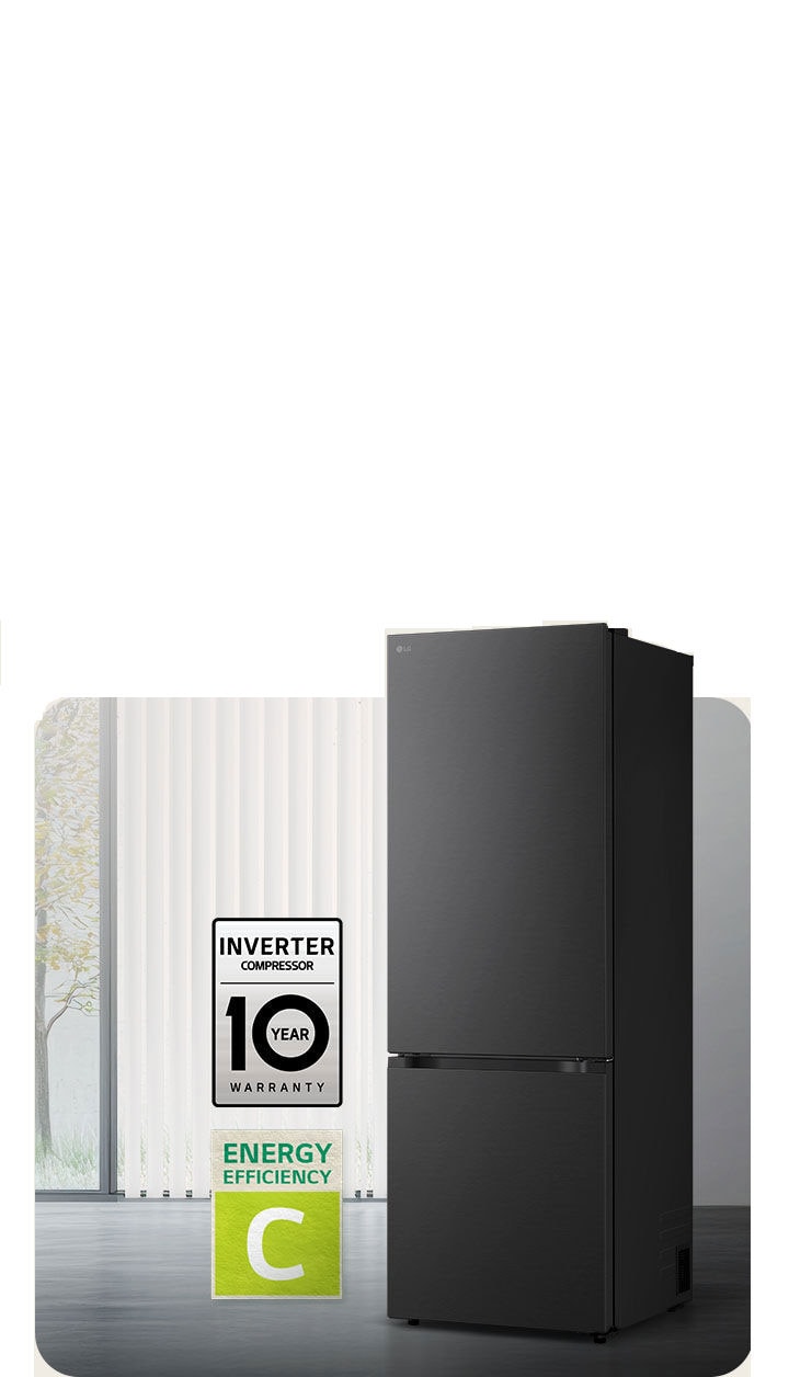 Matná čierna chladnička so spodnou mrazničkou LG (GBBW726AEV), pohľad spredu v svetlej miestnosti s vertikálnymi žalúziami s ikonami 10-ročnej záruky na kompresor a energetickej účinnosti A dole