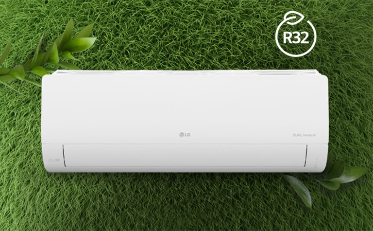 Klimatizácia LG je nainštalovaná na stene z trávy. Logo R32 energetickej účinnosti sa nachádza v pravom hornom rohu.
