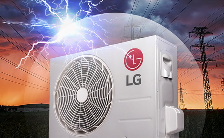 Ventilátor LG, ktorý je mimo domu, je zobrazený na pozadí tmavej búrkovej oblohy. Logo LG vidno na boku zariadenia.