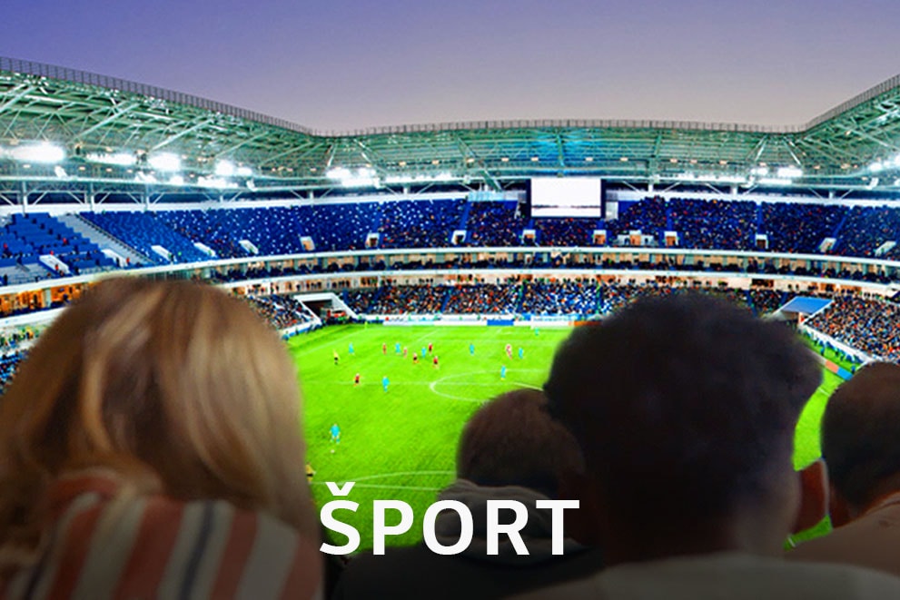 Záber na veľký televízor, na ktorom ľudia sledujú futbalový zápas, v pozadí vidieť štadión