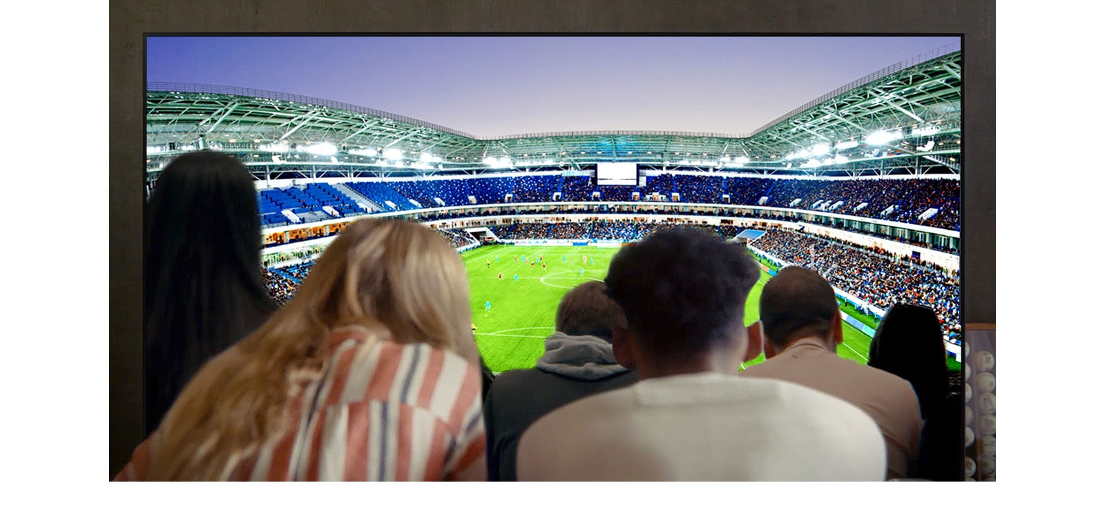 Krátky štýlový zostrih, kde rôzni ľudia sledujú realistickejší šport na televízoroch LG OLED (prehrať video)