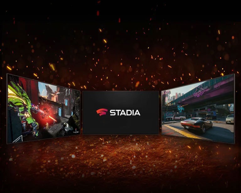 Zobrazujú sa tri televízory – televízor v strede je otočený dopredu a na obrazovke sa zobrazujú logá NVIDIA GEFORCE NOW a Stadia. Televízor na ľavej strane zobrazuje hru Splitgate a televízor na pravej strane zobrazuje hru Cyberpunk 2077.