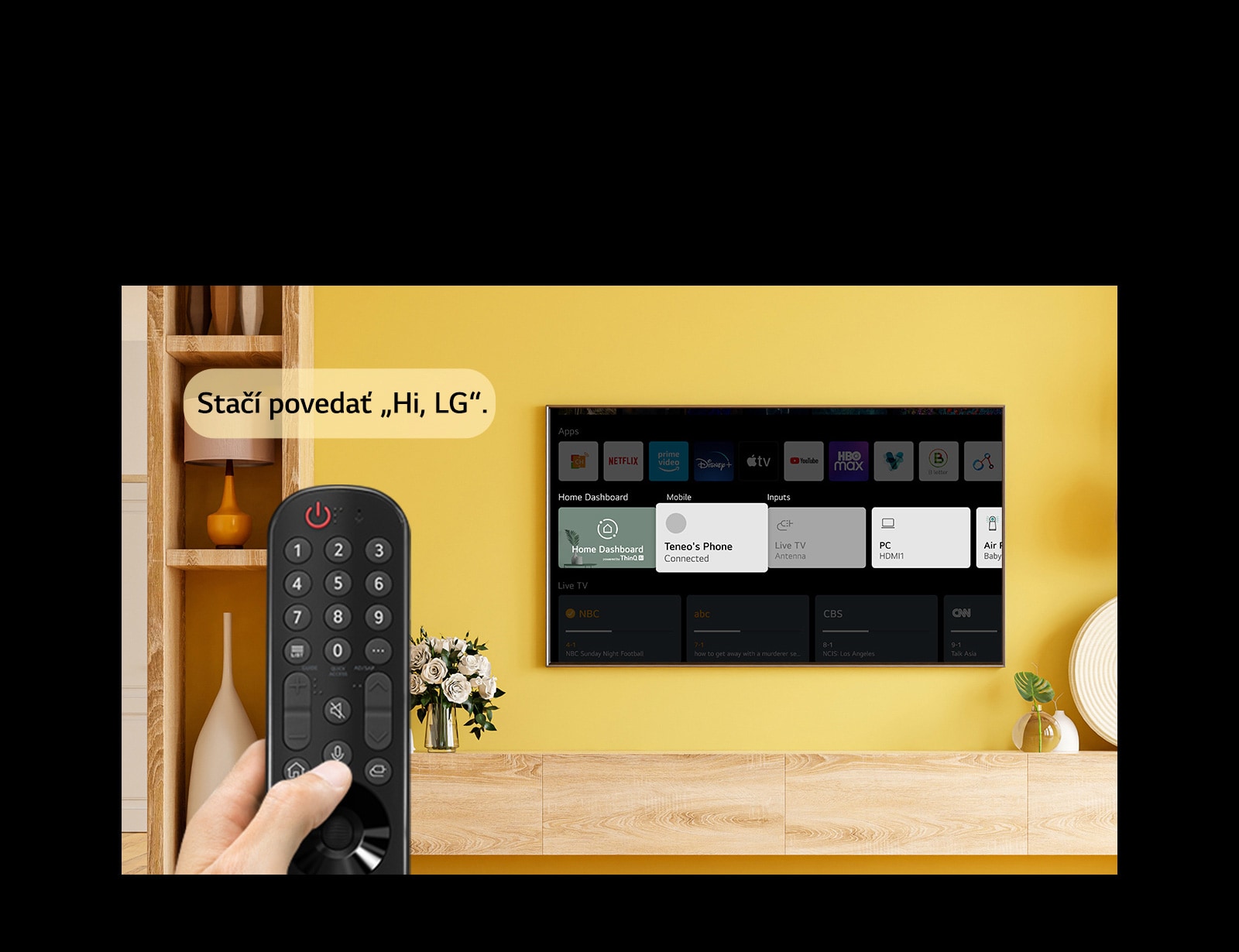 Niekto drží diaľkový ovládač televízora pred obrazovkou. V bubline sa nachádza text Stačí povedať „Hi, LG“.