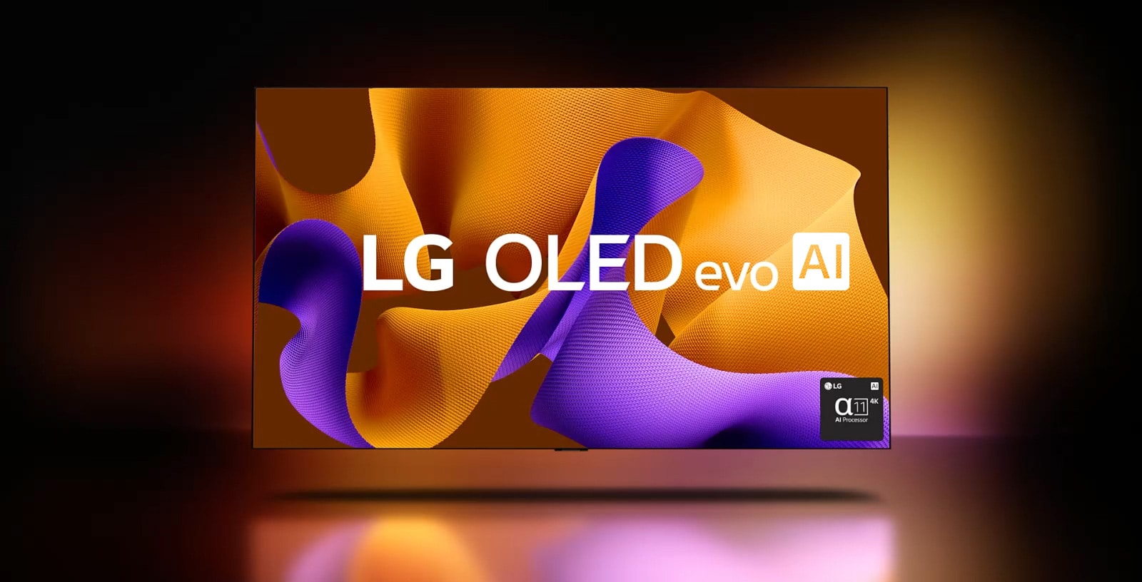 Otvorí sa video so samopodsvieteným televízorom OLED z roku 2013, ktoré zobrazuje predstavenie ďalších revolučných modelov LG OLED: televízor Wallpaper z roku 2017, rolovateľný LG OLED R z roku 2020, model LG OLED Posé z roku 2022 a nakoniec LG OLED evo z roku 2024, na ktorom sa zobrazuje fialovo-oranžové abstraktné umelecké dielo, text „LG OLED evo“ a logo procesora alpha 11 AI Processor. Farby sa odrážajú od obrazovky na podlahu.