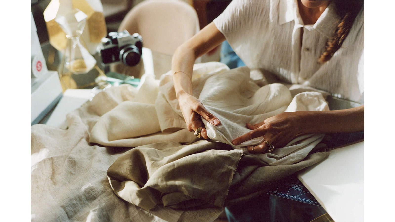 Obrázek návrhářky Mara Hoffman při úpravě jednoho z kousků v kolekci Winter Sun