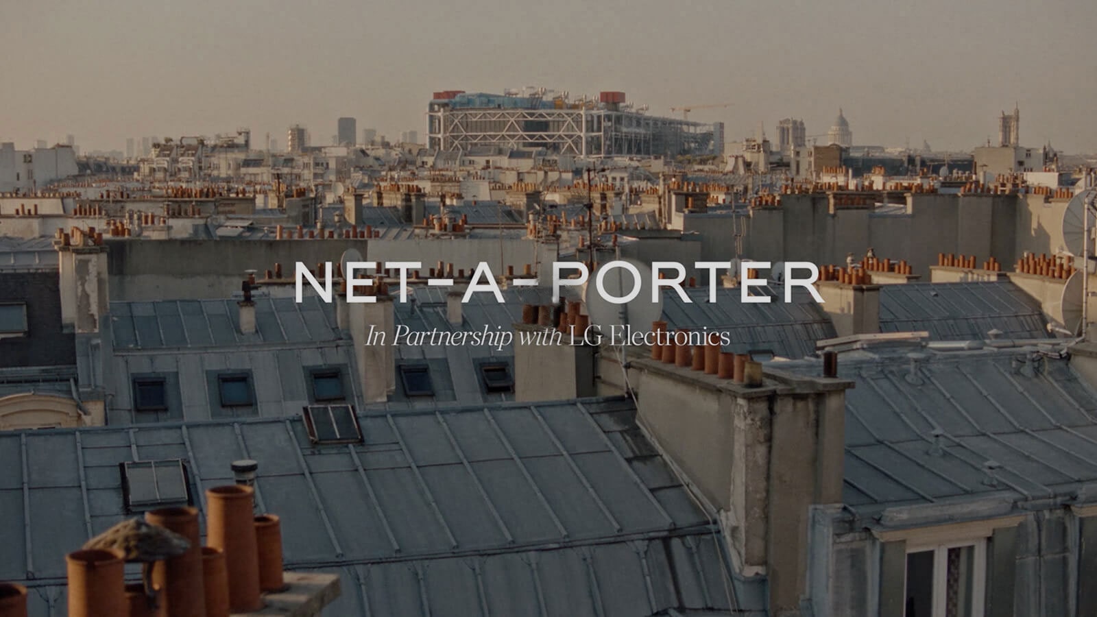 Názov videa "NET-A-PORTER v spolupráci so spoločnosťou LG Electronics" sa zobrazuje na pozadí mapy Európy.