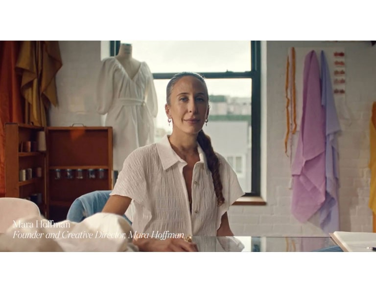 Zakladatelka a kreativní ředitelka módní značky „Mara Hoffman“ sedí a poskytuje rozhovor.