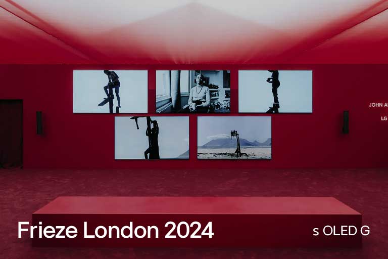 Červená miestnosť s niekoľkými televízormi LG OLED G vyobrazujúcimi umelecké diela.