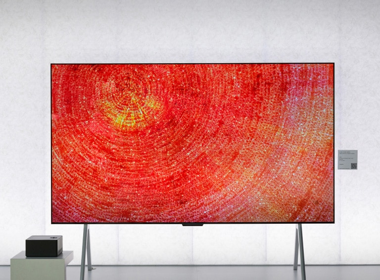 Televízor LG TV postavený vedľa zariadenia Zero Connect Box.