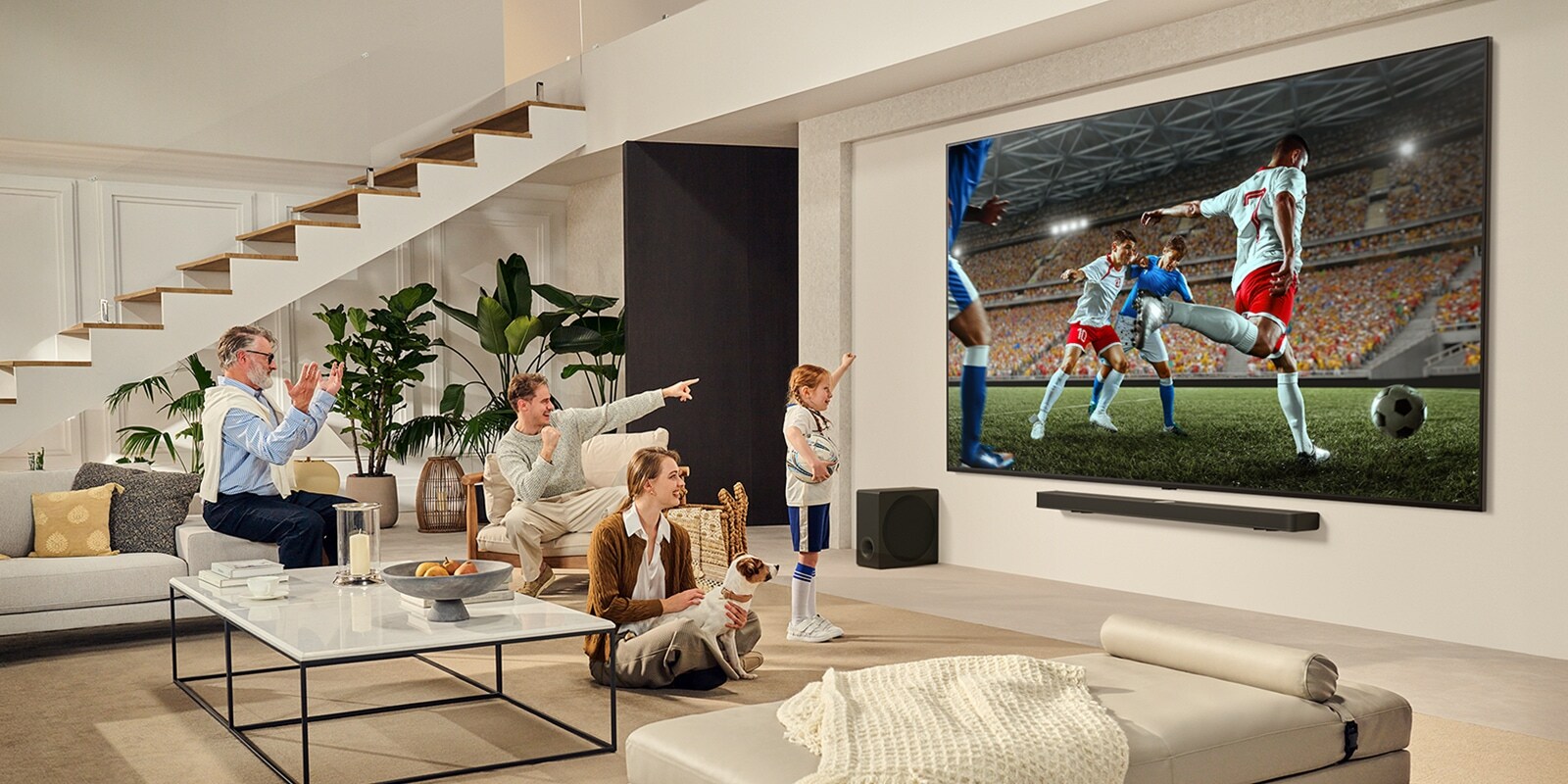 Rodina je zhromaždená okolo svojho ultra veľkého televízora LG a pozerá napínavý futbalový zápas na obrovskej obrazovke. 