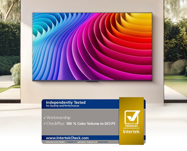 Televízor LG QNED evo TV namontovaný na stene. Obrázok na obrazovke ukazuje rozmanitejšie vyjadrenie farieb z jeho riešenia Dynamic QNED Color Solution. Je tiež vidieť certifikácia Intertek pre 100 % farebný rozsah podľa DCI-P3. 