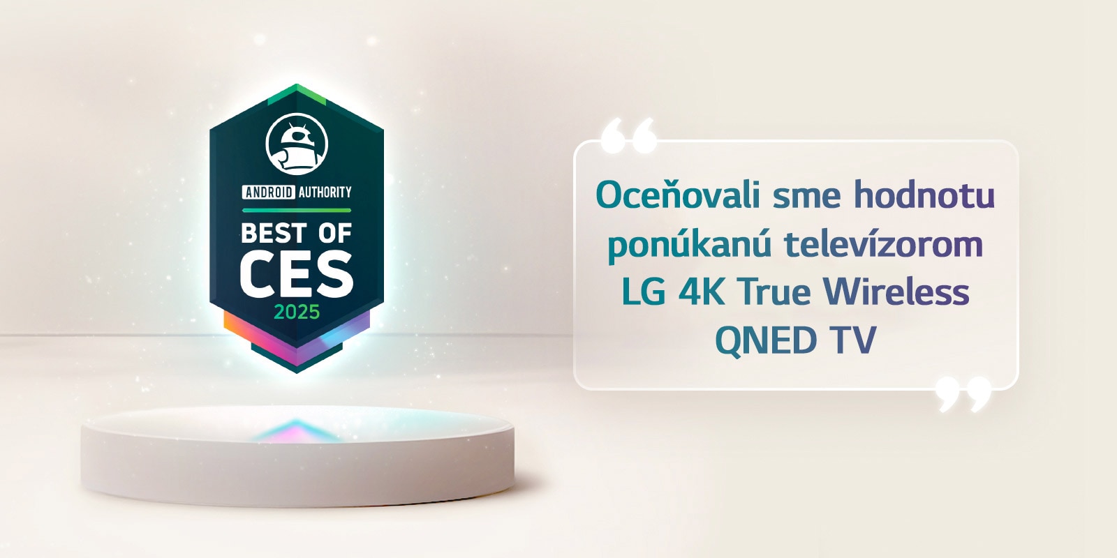 Nad piedestálom sa vznáša citácia Best of CES 2025 od Android Authority. Na boku je zväčšený citát od Android Authority, ktorý znie „oceňovali sme hodnotu ponúkanú televízorom LG 4K True Wireless QNED TV“.