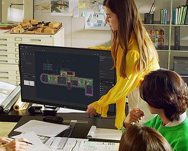 Záber na &nbsp;architekta s&nbsp;monitorom Ergo