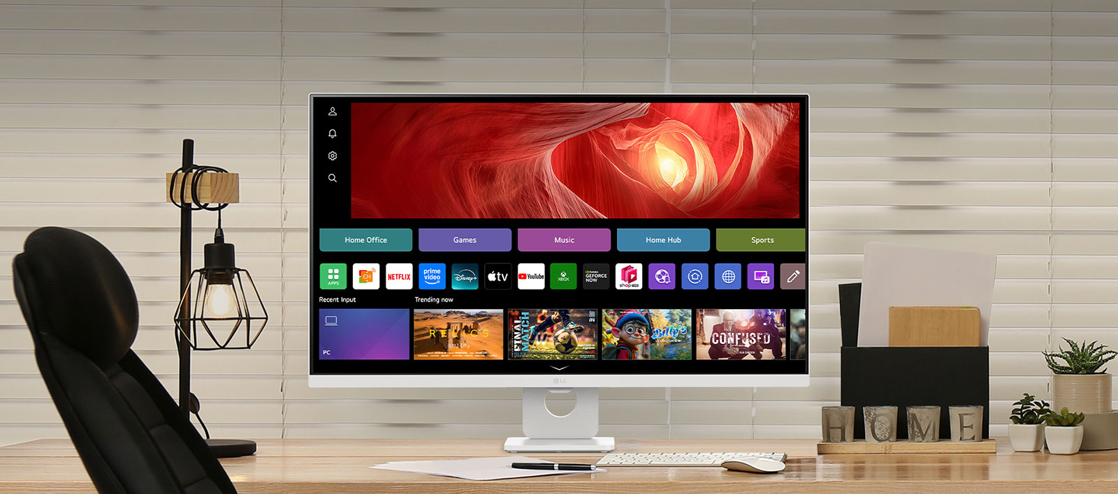Tento obrázok znázorňuje LG Smart Monitor na stole, ktorý slúži na prácu a hranie.