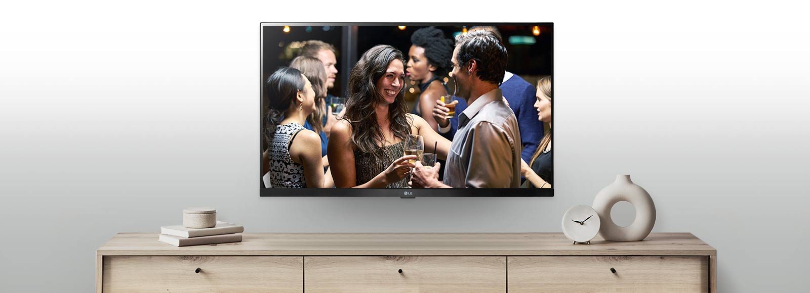 štýlový a praktický s možnosťou montáže na stenu