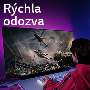 Dievča hrá počítačovú hru na veľkej obrazovke televízora, v ktorej sa vojak spúšťa na lane z helikoptéry.