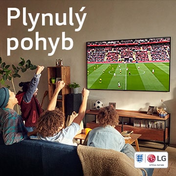 Štyria ľudia sedia na gauči v obývacej izbe a sledujú futbalový zápas.