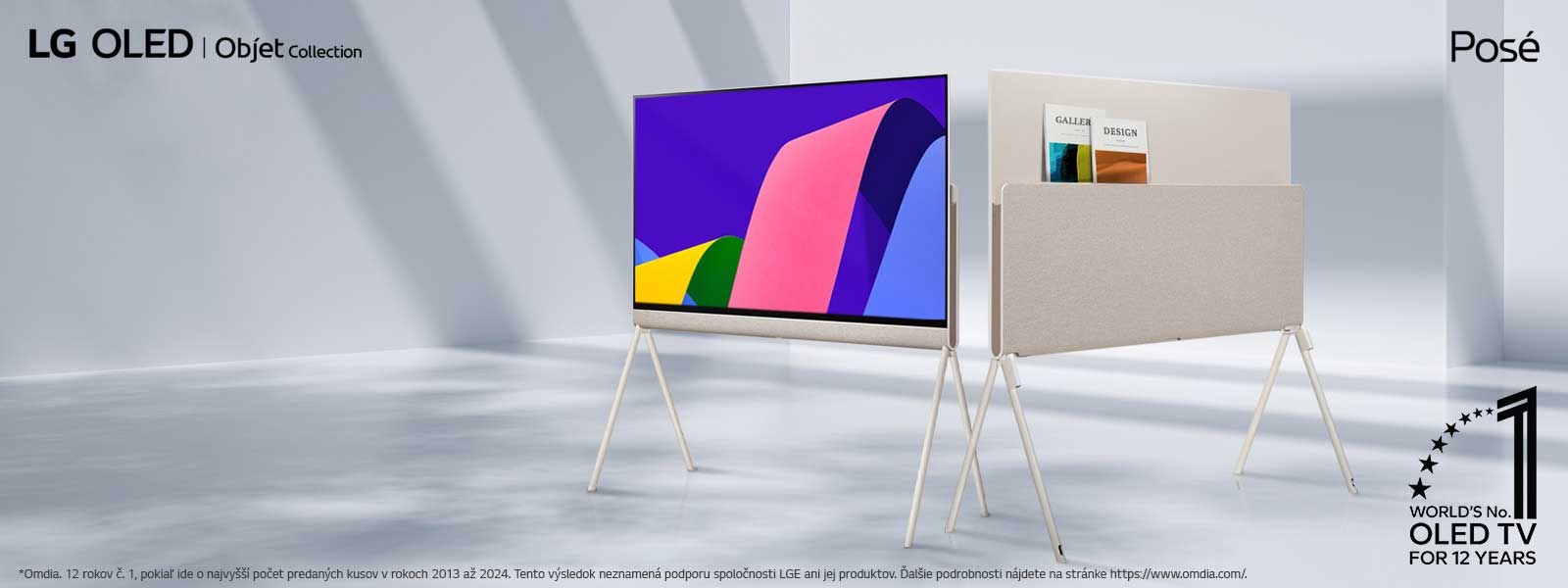 Dva televízory LG OLED Posé v elegantnom minimalistickom priestore. Jeden televízor je otočený z prednej strany s umeleckým dielom na obrazovke. Druhý televízor je otočený zo zadnej strany, na ktorej vidieť dobre navrhnuté úložné riešenie. Vzadu je vidieť niekoľko časopisov. V rohu je emblém „Svetová jednotka medzi televízormi OLED TV už 12 rokov“. Vidieť aj logá produktov LG OLED Objet Collection a Posé.