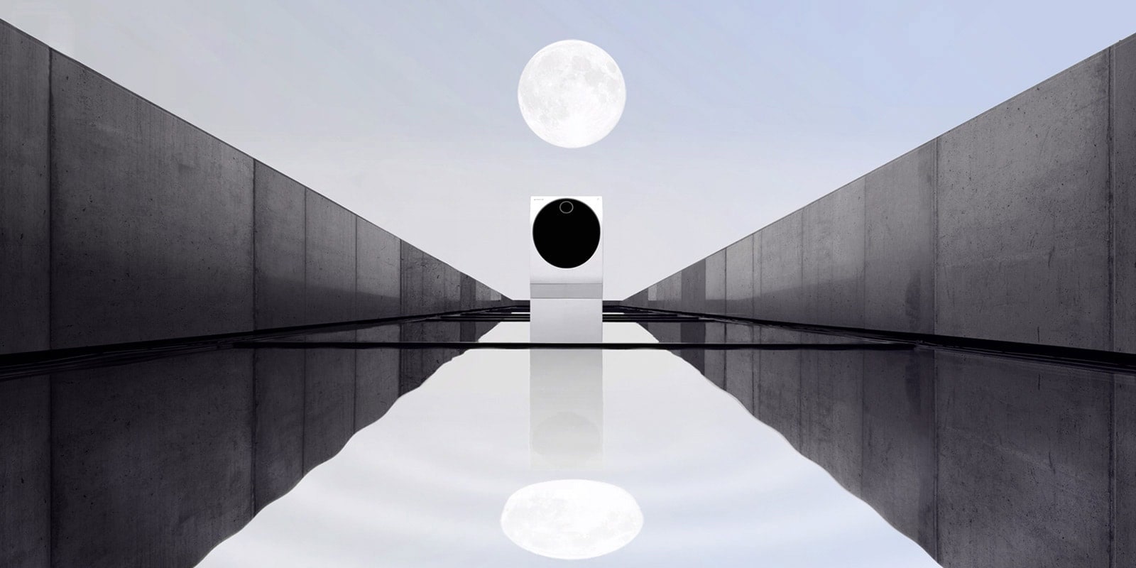 Zobrazuje kombináciu práčky so sušičkou LG Signature v snovom priestore. Je tu tlačidlo na prehratie videa.