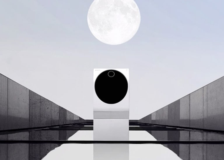 Zobrazuje kombináciu práčky so sušičkou LG Signature v snovom priestore. Je tu tlačidlo na prehratie videa.