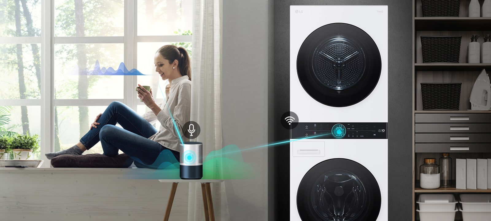 Žena sedí na okne a drží nápoj. Hovorí do reproduktora s podporou AI, čo znázorňuje čiara od nej k reproduktoru a zvuková vlna vedľa jej tváre. Reproduktor s podporou AI sa potom pripojí k práčke, čo znázorňuje čiara a zvukové vlny.