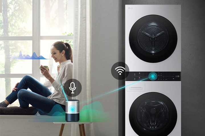 Žena sedí na okne a drží nápoj. Hovorí do reproduktora s podporou AI, čo znázorňuje čiara od nej k reproduktoru a zvuková vlna vedľa jej tváre. Reproduktor s podporou AI sa potom pripojí k práčke, čo znázorňuje čiara a zvukové vlny.