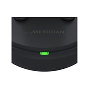 LG Bluetooth  bezdrôtové slúchadlá | Meridian Audio | režim Ambient sound | 3 mikrofóny na slúchadlách | výdrž batérie až 22 hodín  , Pohľad zblízka na prednú časť puzdra s rozsvieteným indikátorom nabíjania., TONE-FP5, thumbnail 10