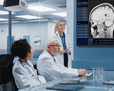 Scény používania projektora LG ProBeam v nemocnici.