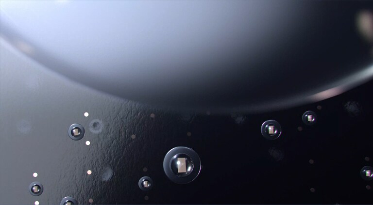 Video zobrazuje drobné Mini LED diódy použité na paneli obrazovky, ktoré sa rozsvecujú. Na konci videa sa zobrazí jasné žiarivé slnko na tmavočiernom pozadí.