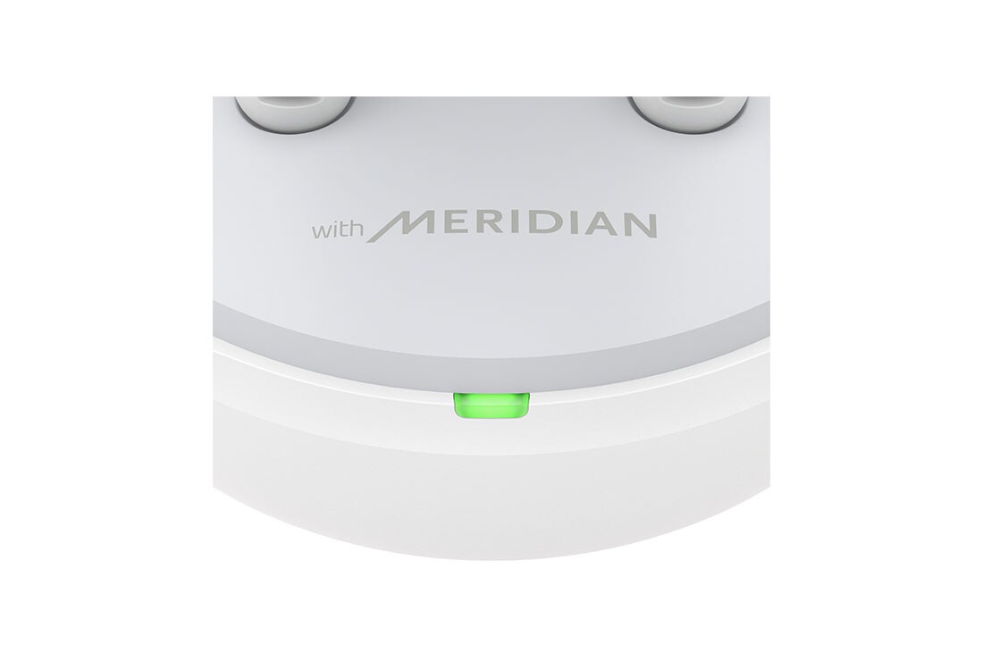 LG Bluetooth bezdrôtové slúchadlá | Meridian Audio | režim Ambient sound | 3 mikrofóny na slúchadllách | výdrž batérie až 22 hodín  , Pohľad zblízka na prednú časť puzdra s rozsvieteným indikátorom nabíjania., TONE-FP5W, thumbnail 10