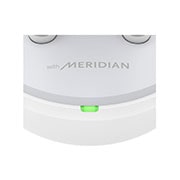 LG Bluetooth bezdrôtové slúchadlá | Meridian Audio | režim Ambient sound | 3 mikrofóny na slúchadllách | výdrž batérie až 22 hodín  , Pohľad zblízka na prednú časť puzdra s rozsvieteným indikátorom nabíjania., TONE-FP5W, thumbnail 10