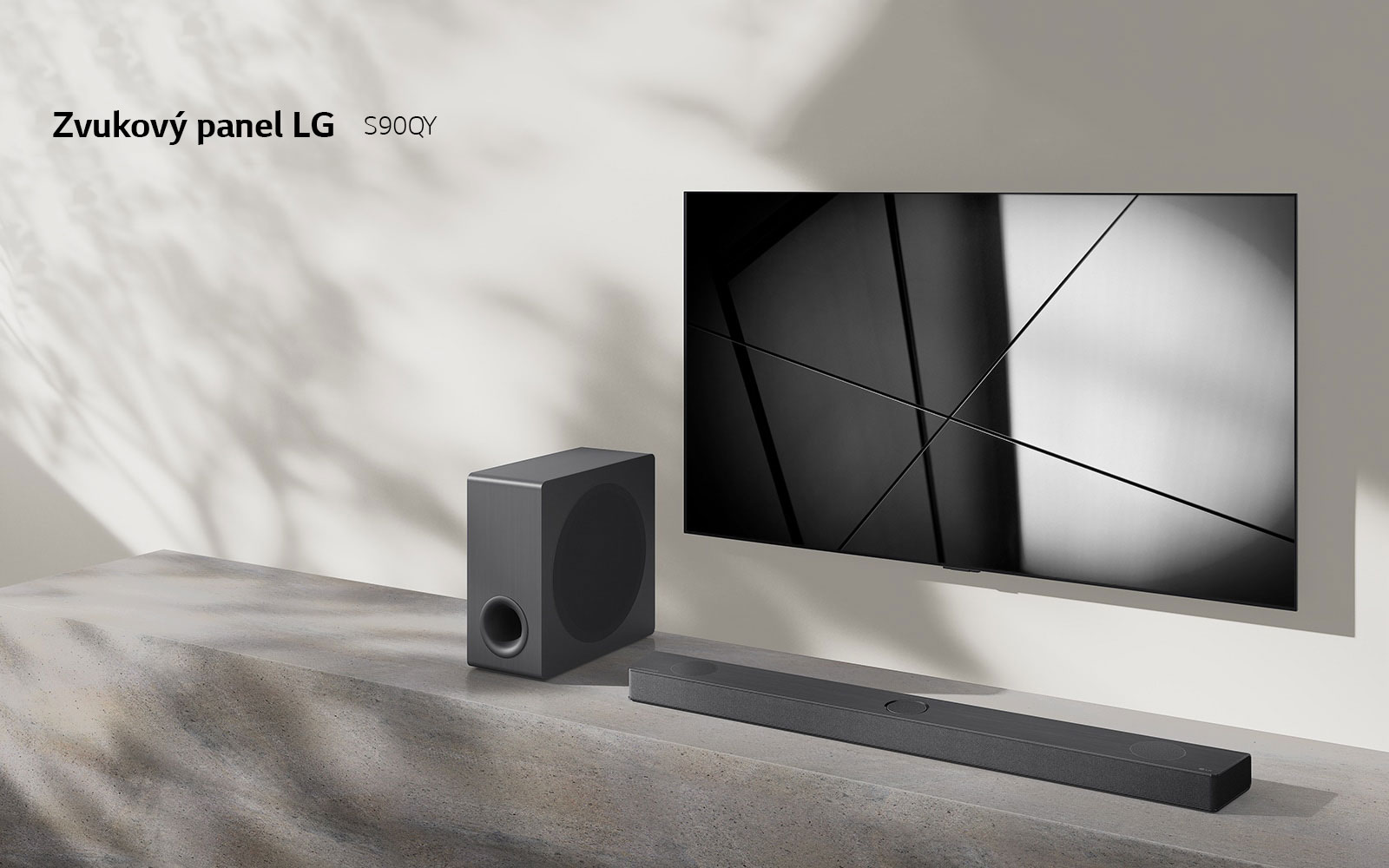 Zvukový panel LG S90QY a LG TV sú spoločne umiestnené v obývačke. Televízor je zapnutý a zobrazuje čiernobiely obraz.