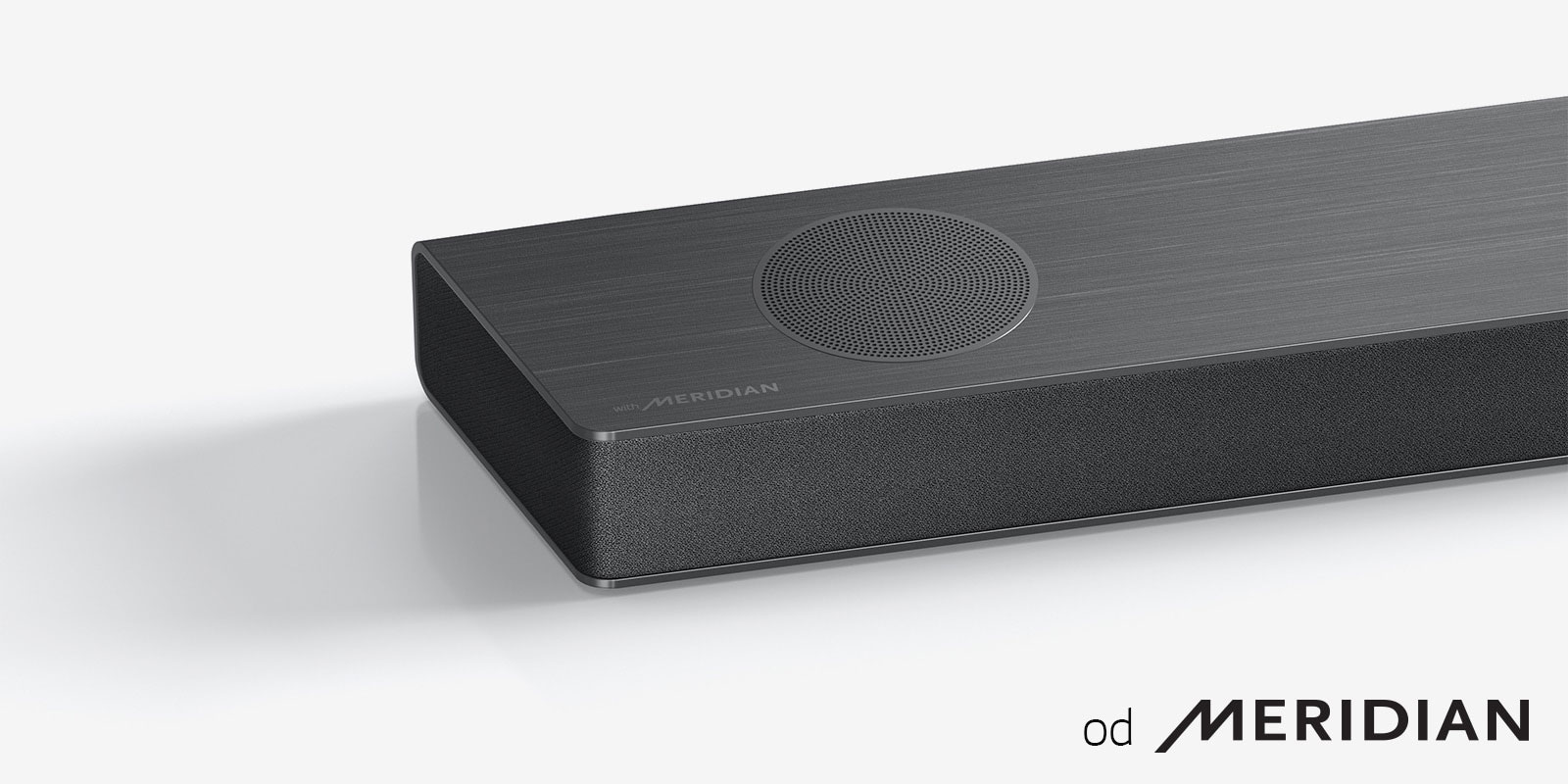 Detailný pohľad na ľavú stranu zvukového panela LG s logom Meridian, ktoré je zobrazené v ľavom dolnom rohu produktu.