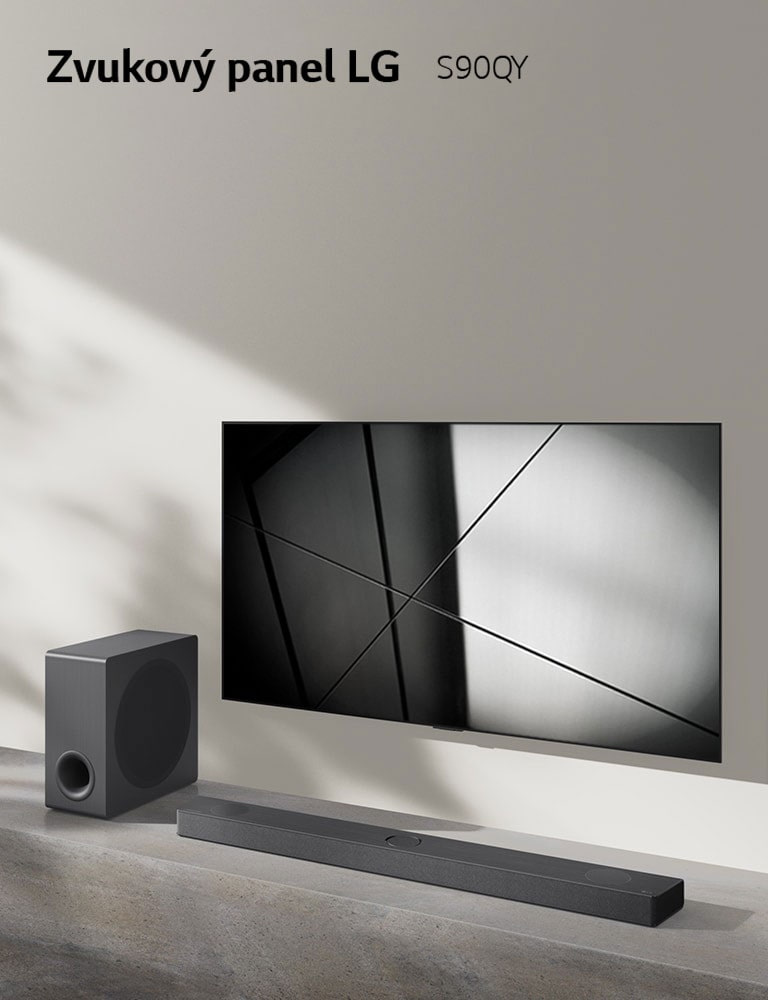 Zvukový panel LG S90QY a LG TV sú spoločne umiestnené v obývačke. Televízor je zapnutý a zobrazuje čiernobiely obraz.
