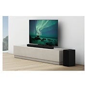 LG S65Q - LG Soundbar LG, V bielej obývačke sa pod TV nachádza zvukový panel, zadný reproduktor je umiestnený hneď vedľa., S65Q, thumbnail 5