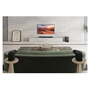 LG Soundbar LG S95QR, V bielej obývačke sa pod TV nachádza Sound Bar, subwoofer je umiestnený hneď vedľa., S95QR, thumbnail 5
