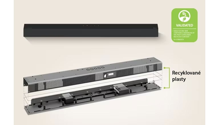Pohľad spredu na soundbar v zadnej časti a znázornenie kovového rámu soundbaru v prednej časti. Naklonený pohľad na zadnú časť kovového rámu soundbaru so slovami „Recyklovaný plast“ na okraji rámu.