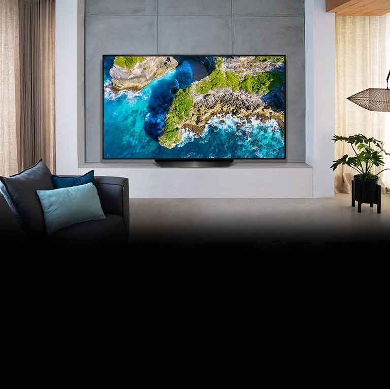 Televízor v luxusnom dome zobrazujúci prírodu z vtáčej perspektívy