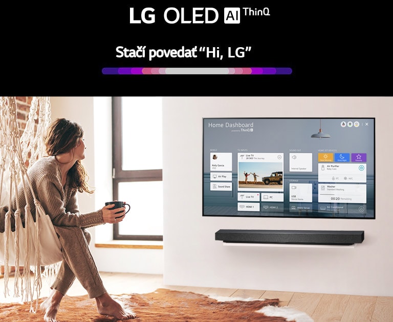 Žena v kresle v obývačke, pred ňou je obrazovka televízora s ponukou.